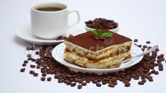 传统的提拉米苏甜点广场部分和一杯新鲜的浓缩咖啡隔离在白色视频的预览图