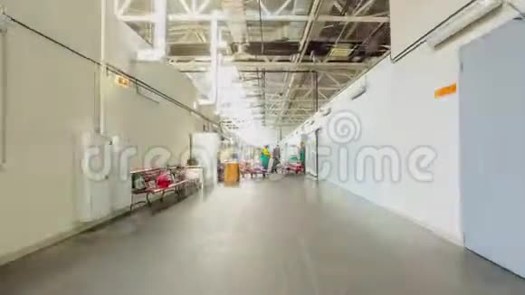 超市里满是工人的走廊上的动静视频的预览图