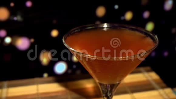 在杯子里特写一杯令人垂涎欲滴的酒精鸡尾酒视频的预览图