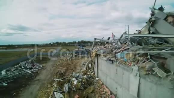 废弃体育场拆除场地的空中运动视频的预览图