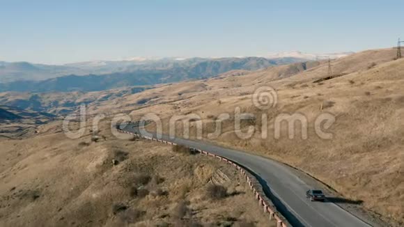 汽车行驶在穿过亚美尼亚山区的公路上视频的预览图