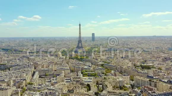 法国巴黎2019年5月空中无人机从上面看到埃菲尔铁塔和历史市中心视频的预览图