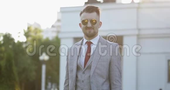 一个穿正式西装戴太阳镜的富商的肖像视频的预览图