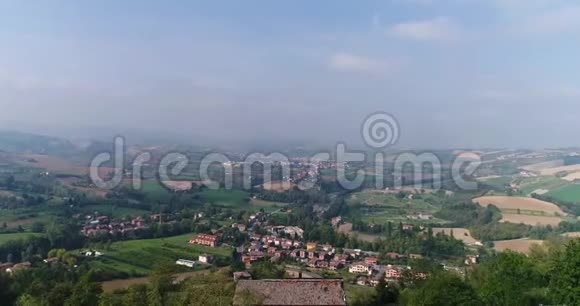 美丽的意大利山谷意大利村庄与无人机意大利山顶上的房子山顶上的葡萄园视频的预览图