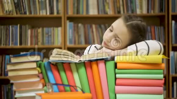 女孩对读一本书不感兴趣孩子选择玩小玩意而不是读书视频的预览图