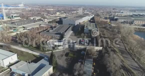 现代工厂俯视工业外观大型美丽工厂俯视视频的预览图