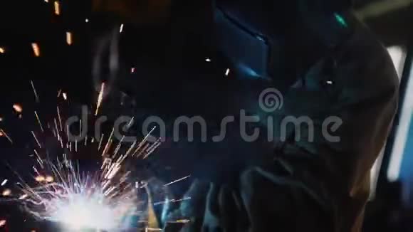 工人通过在黑暗的车间特写中焊接连接部件视频的预览图