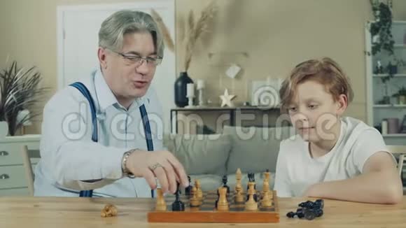 爷爷给他十几岁的孙子解释象棋视频的预览图
