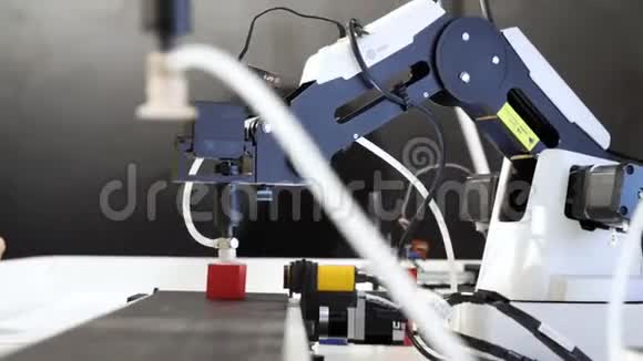 工业机器人手臂机器人机械手移动立方体模型视频的预览图