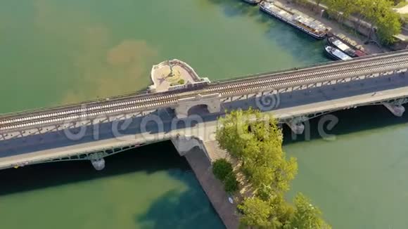 法国巴黎2019年5月空中无人驾驶飞机观看塞纳河边与桥梁视频的预览图