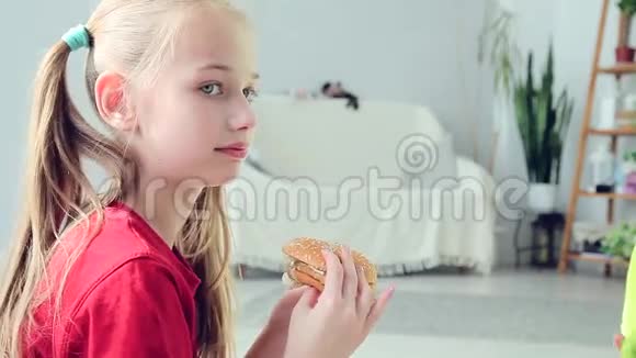 吃汉堡的小女孩视频的预览图