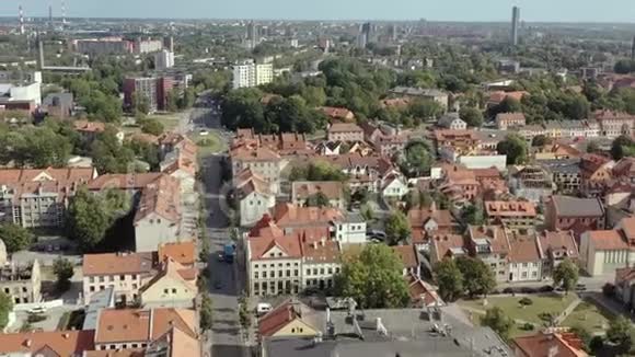 克莱佩达立陶宛2019年7月鸟瞰老城市克莱佩达和城市景观海滨城市的屋顶视频的预览图