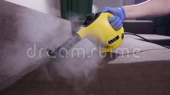 家具清洁概念用抗菌蒸汽清洁剂清洁沙发视频的预览图