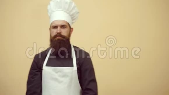 胡子疯厨师做滑稽的脸有趣的烹饪厨师准备做饭视频的预览图