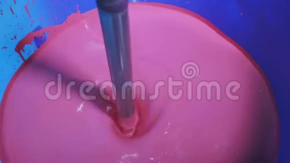 在桶里混合油漆在工厂里混合油漆在工厂里混合粉红色油漆视频的预览图