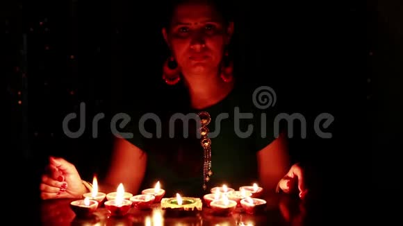 年轻的印度妇女庆祝排灯节视频的预览图