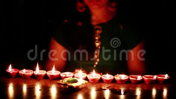 年轻的印度妇女庆祝排灯节视频的预览图