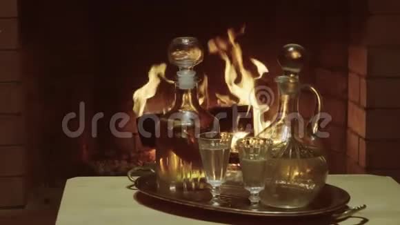 传统自制的俄罗斯草药伏特加加背景壁炉视频的预览图