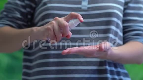 用防腐剂治疗手部损伤家庭护理治疗用防腐剂把女性的手闭上视频的预览图