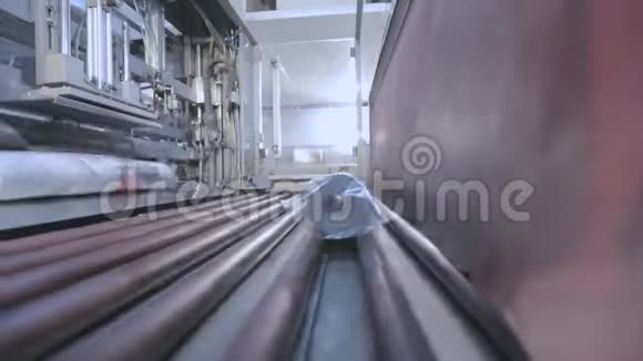 自动化壁纸生产线现代工厂的墙纸生产过程视频的预览图