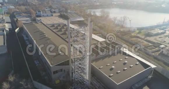现代化工厂里的烟囱管道现代化工厂附近的一个高管道现代化工厂的俯视图视频的预览图