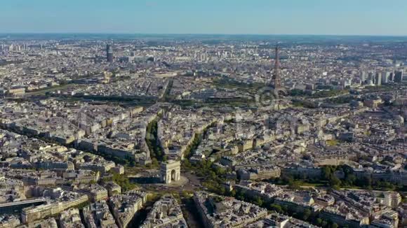 巴黎法国五月2019年空中无人机观凯旋门和埃菲尔铁塔在历史市中心视频的预览图