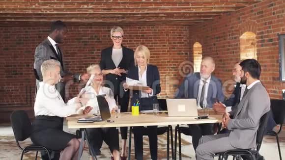多种族的商业团队成员和女性企业领袖一起工作视频的预览图