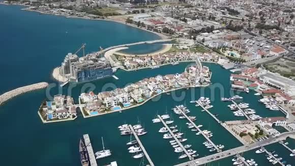 塞浦路斯利马索尔码头新建房屋的空中景观视频的预览图
