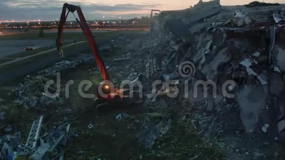 挖土机在黄昏时拆除运动场时作业视频的预览图