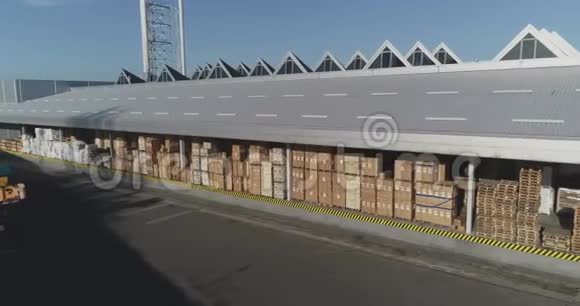 有箱子的大仓库现代化的仓库俯视大量货物准备装运视频的预览图
