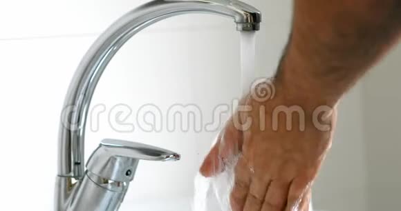 男性双手沐浴避免感染视频的预览图