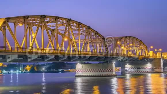 多利在晚上在KrungThep桥上拍摄了城市交通KrungThep桥位于泰国曼谷黄昏时分视频的预览图