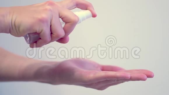 女性手用消毒机清洗细菌白色背景细菌视频的预览图