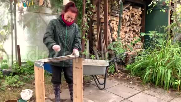 女人为幼苗画木盒子视频的预览图