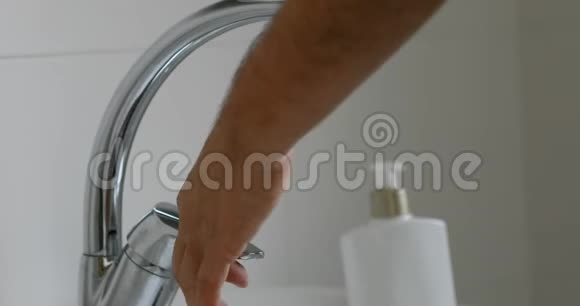 男性双手沐浴避免感染视频的预览图