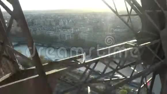 从埃菲尔铁塔上下来的电梯视频的预览图