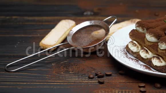 木制背景陶瓷盘子上的经典提拉米苏甜点视频的预览图