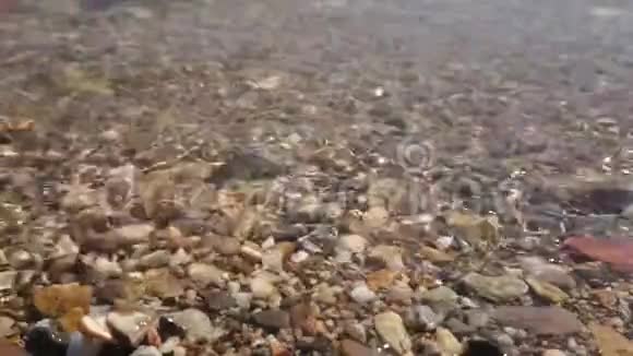 在土耳其伊兹密尔的海滩上海浪拍打着卵石太慢了视频的预览图