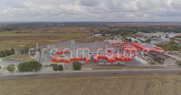 工厂附近有很多橙色的生产现代工厂空中景观视频的预览图
