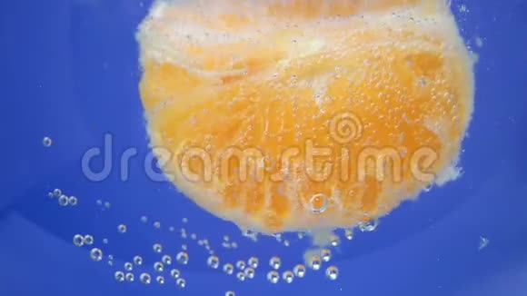 特写橘果背景在水中水下背景纹理选择性聚焦视频的预览图