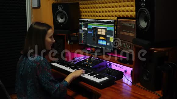 录音师在录音室创作歌曲在家庭音乐工作室工作的女作曲家女音乐家演奏中音键盘钢琴视频的预览图