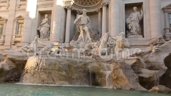 沿着意大利罗马特雷维喷泉缓慢移动视频的预览图