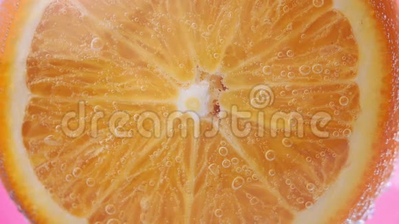 橙果柑橘类维生素橙片与外部部分贴合水中的宏观新鲜水果视频的预览图
