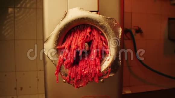 肉肉从商店里过时的绞肉机上摔下来视频的预览图