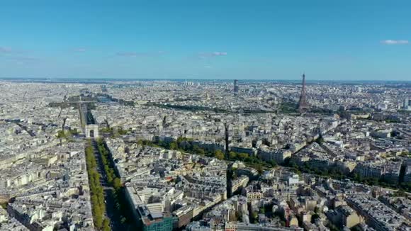 巴黎法国五月2019年空中无人机从上面看到埃菲尔铁塔和历史市中心视频的预览图