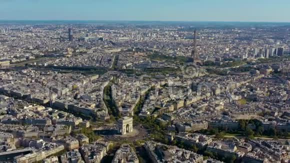 巴黎法国五月2019年空中无人机观凯旋门和埃菲尔铁塔在历史市中心视频的预览图