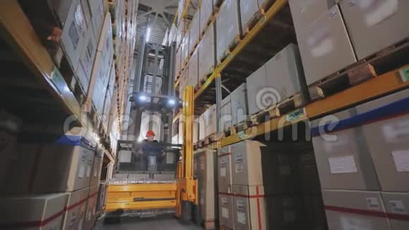 叉车在仓库时间推移大型工业仓库仓库机械移动时重新排列箱子视频的预览图