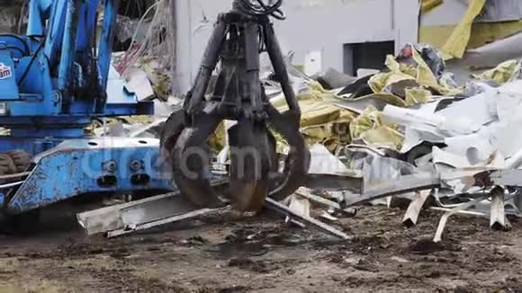 体育场拆除地点的挖掘机拆除碎石视频的预览图