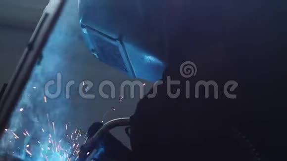 焊接工人在车间焊接金属细节视频的预览图