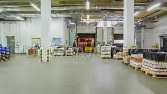 雇员在超市仓库处理货物时视频的预览图